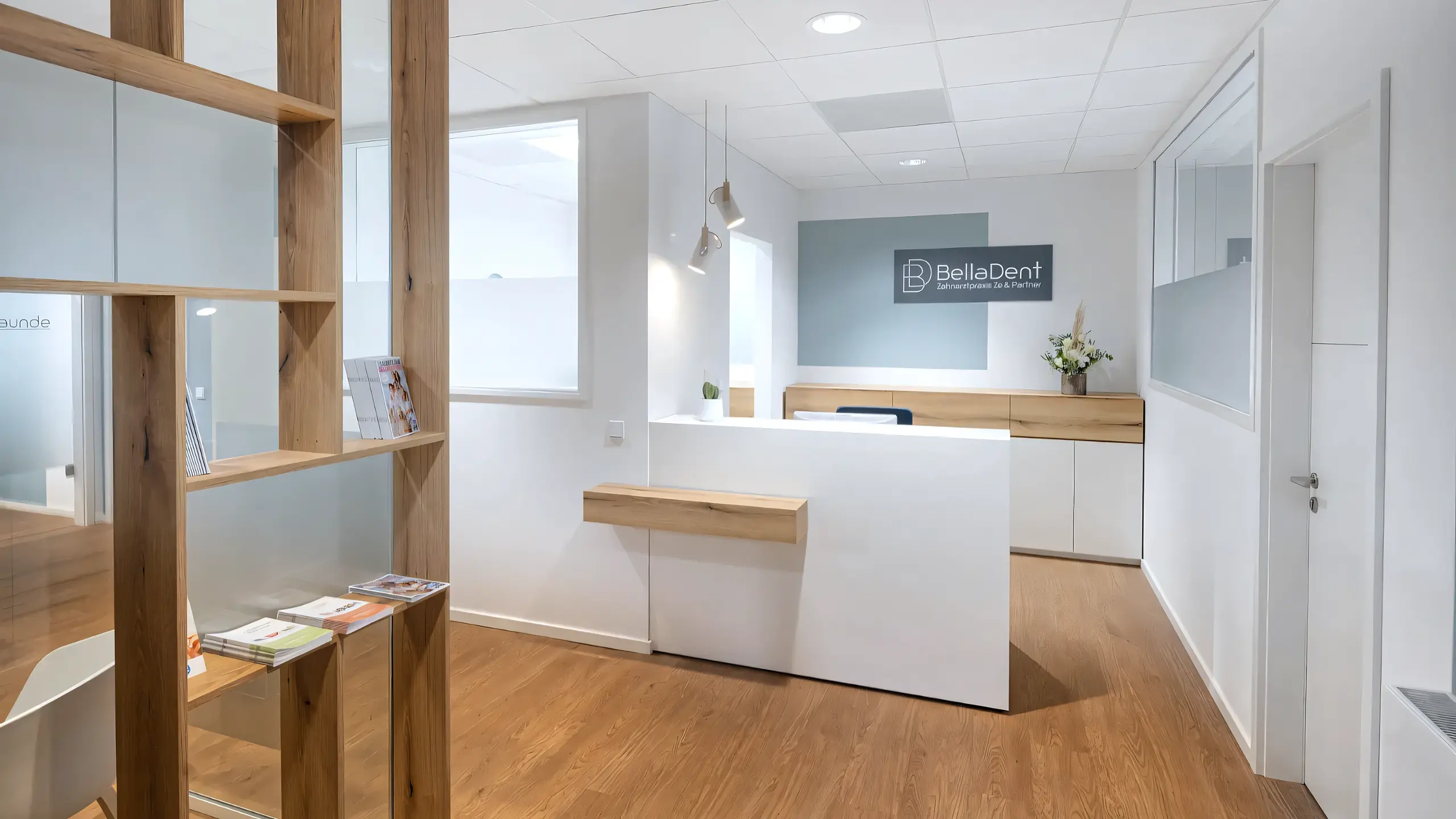 Empfangstresen-Detail von Matthias Knab: Haptischer Kontrast zwischen Holzfurnier und weißen Oberflächen in der Zahnarzt Praxis Bella Dent in Heidelberg; Fokus auf die horizontale Linienführung im Praxis-Design.